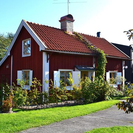 Rustik Stuga Med Lantlig Kaensla Naera Oerebro City Örebro Exterior foto
